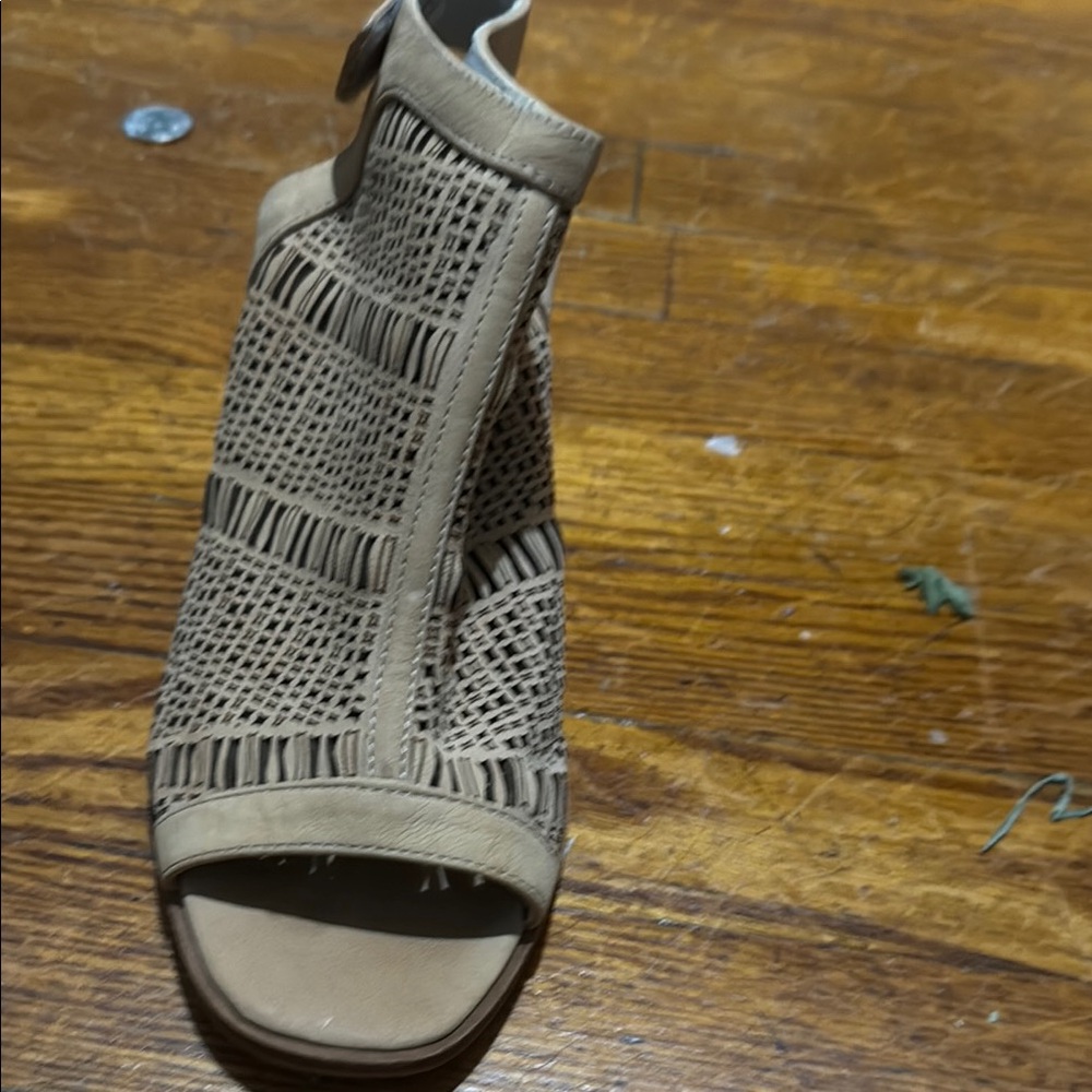 Vince Camuto Tan Sandals Elegant Design